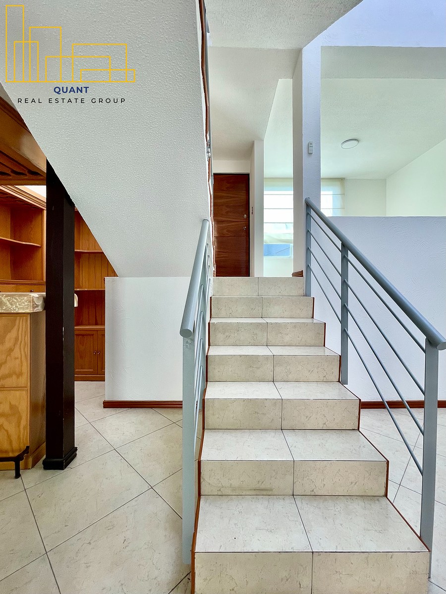 34 de 50: Escalera de acceso a recámaras