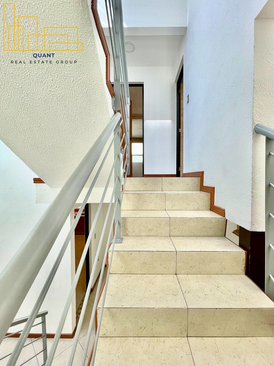 35 de 50: Escalera de acceso a recámaras