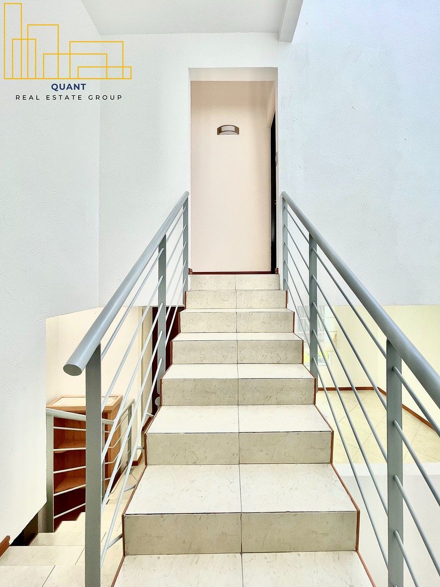 36 de 50: Escalera de acceso a recámaras