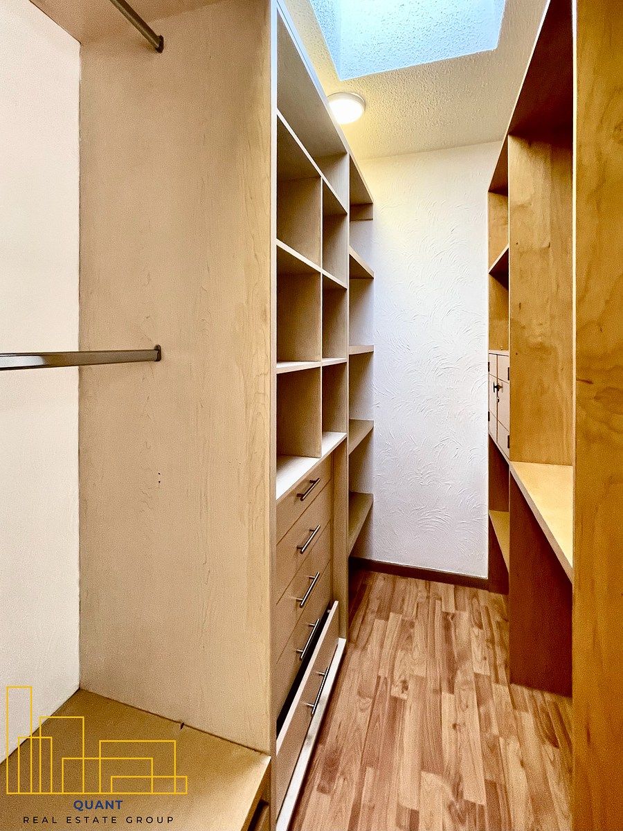 39 de 50: Vestidor de recámara principal