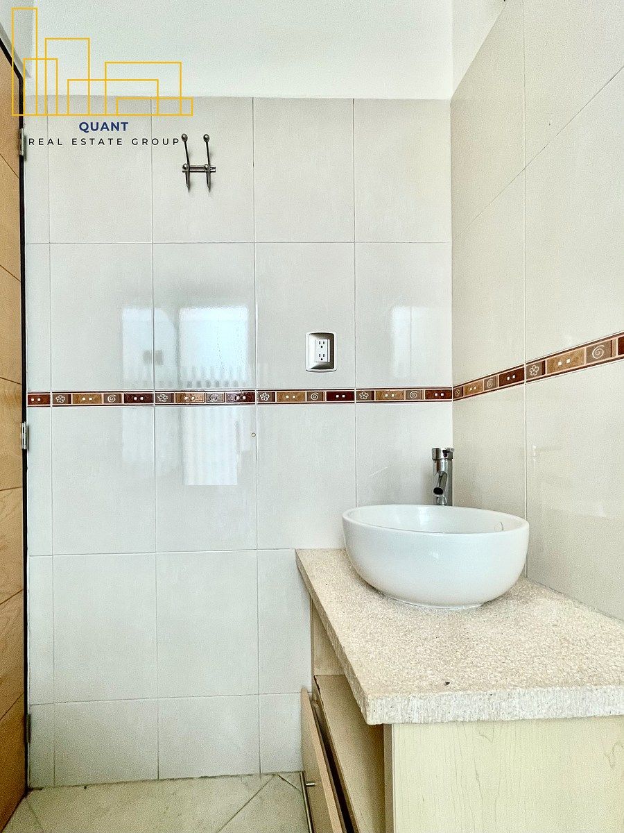 42 de 50: Baño completo de recámara principal