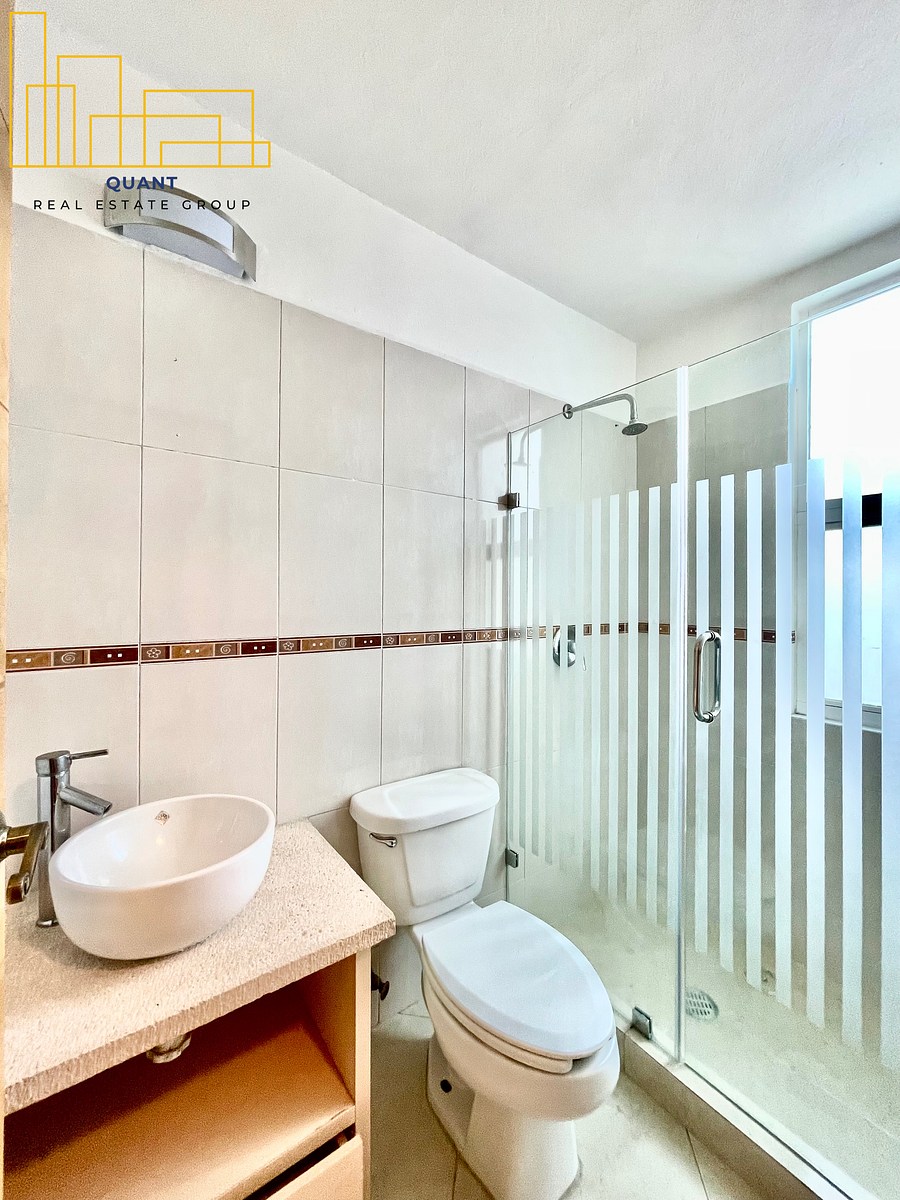 41 de 50: Baño completo de recámara principal