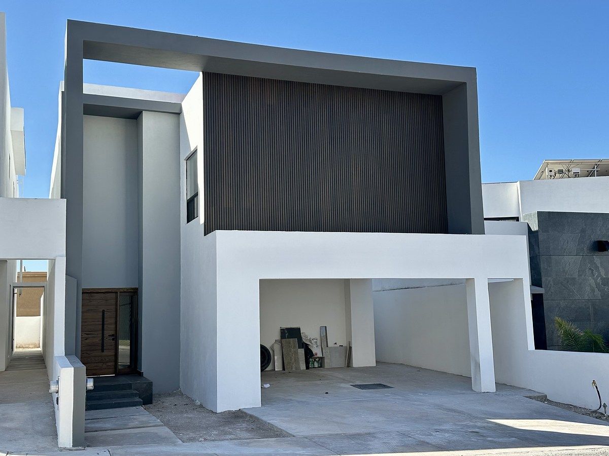 1 de 30: Fachada de la casa, en calle con poco tránsito vehicular