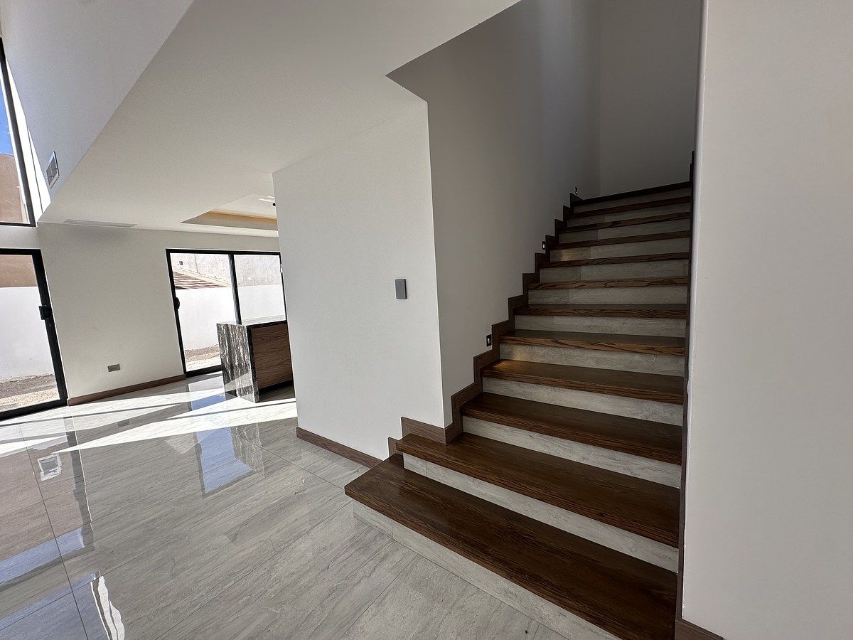 7 de 30: Continúas caminando y se encuentra el jardín y cocina