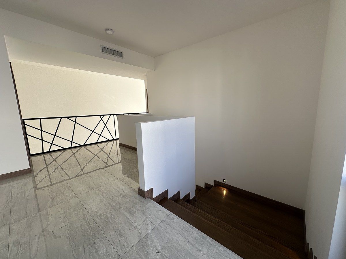 18 de 30: Para subir al segundo nivel, escalera amplia de encino.