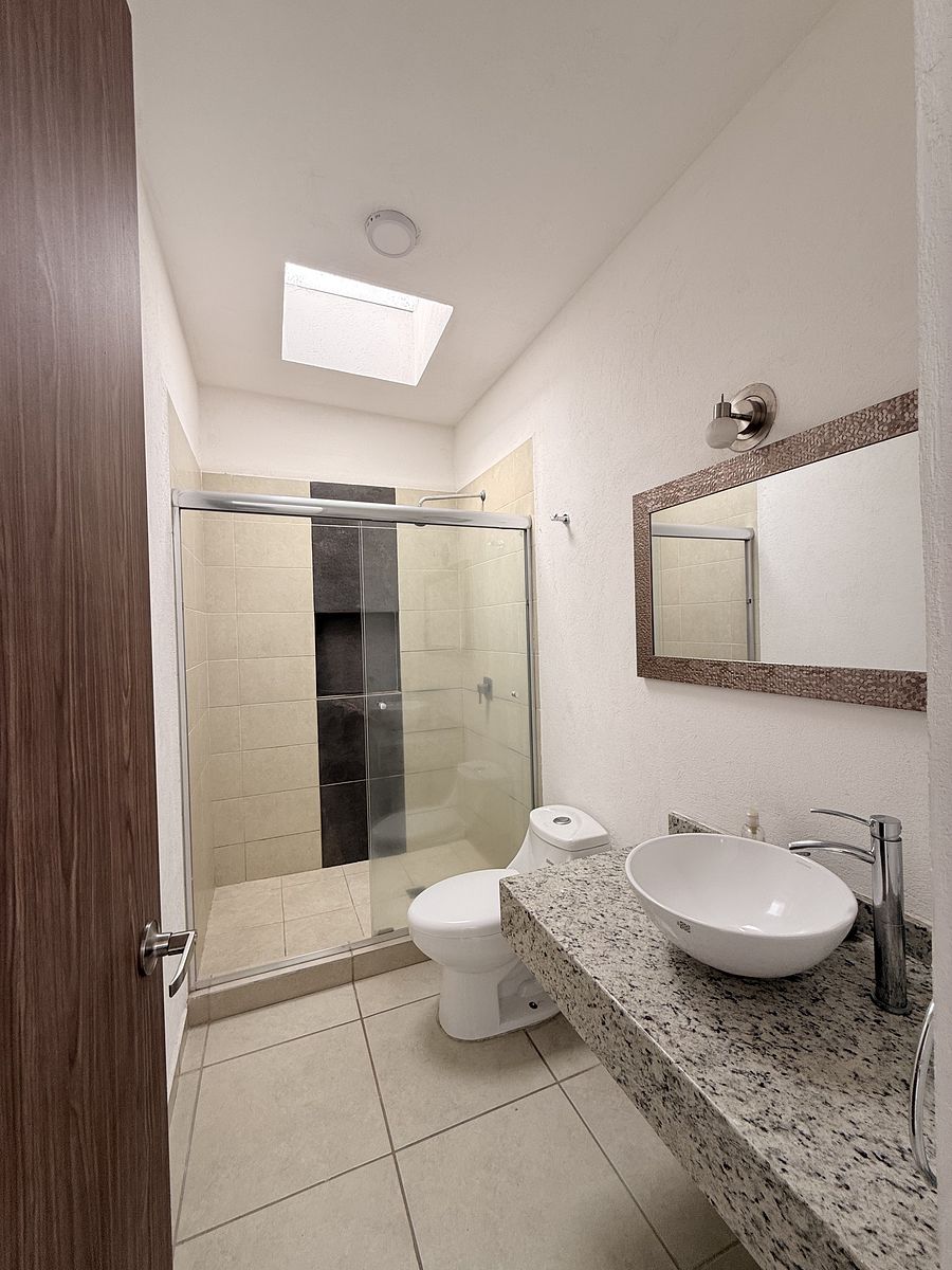 16 de 28: BAÑO COMPARTIDO