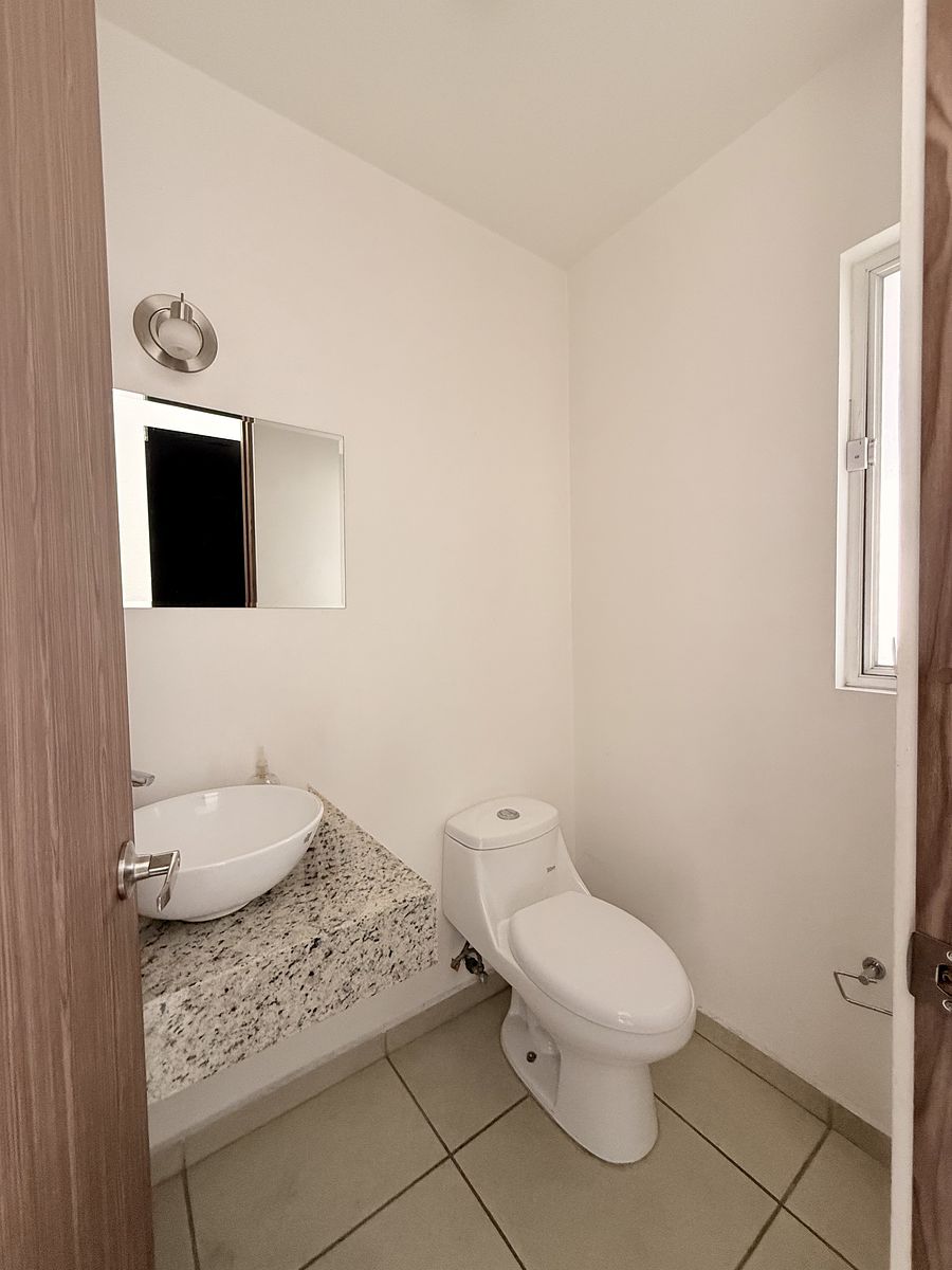 24 de 28: BAÑO VISITAS