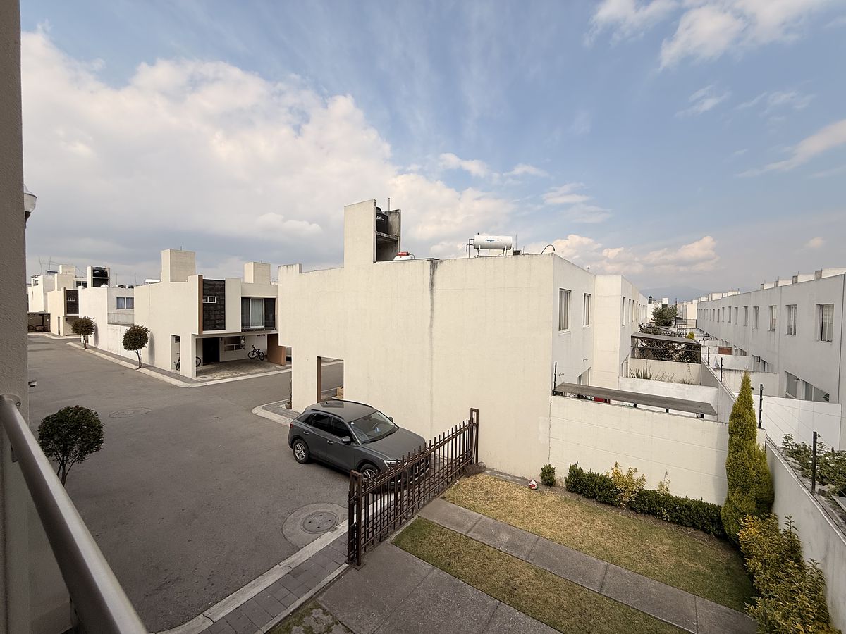 21 de 28: ENTORNO Y VUSTA DE LA RECAMARA PRINCIPAL DESDE EL BALCÓN