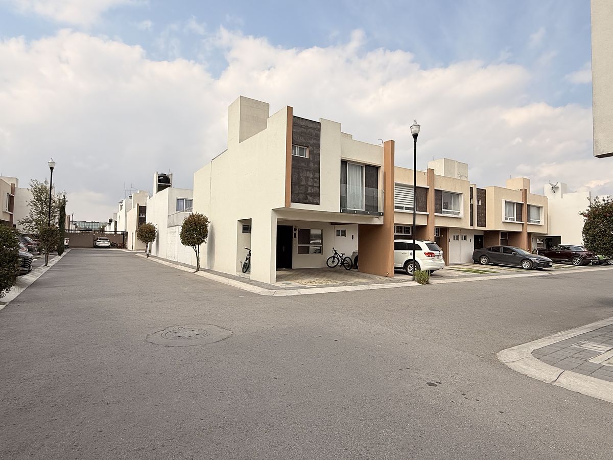 25 de 28: ENTORNO PRIVADA