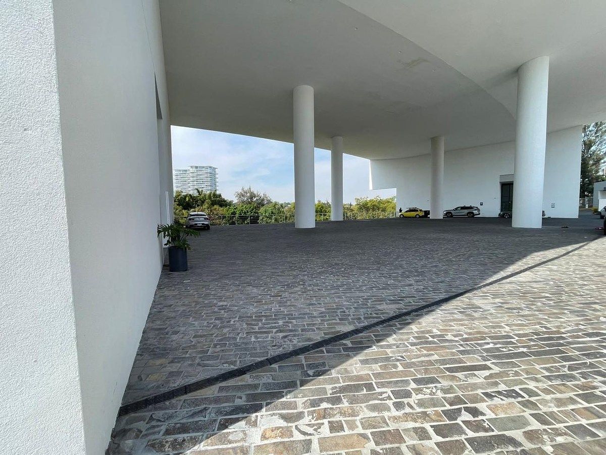 3 de 28: Motor Lobby