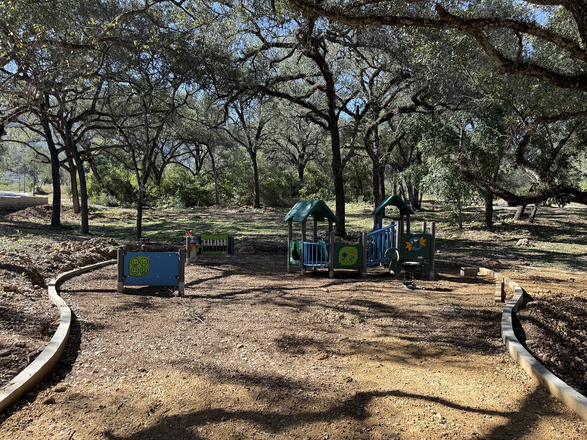 12 of 13: Juegos infantiles