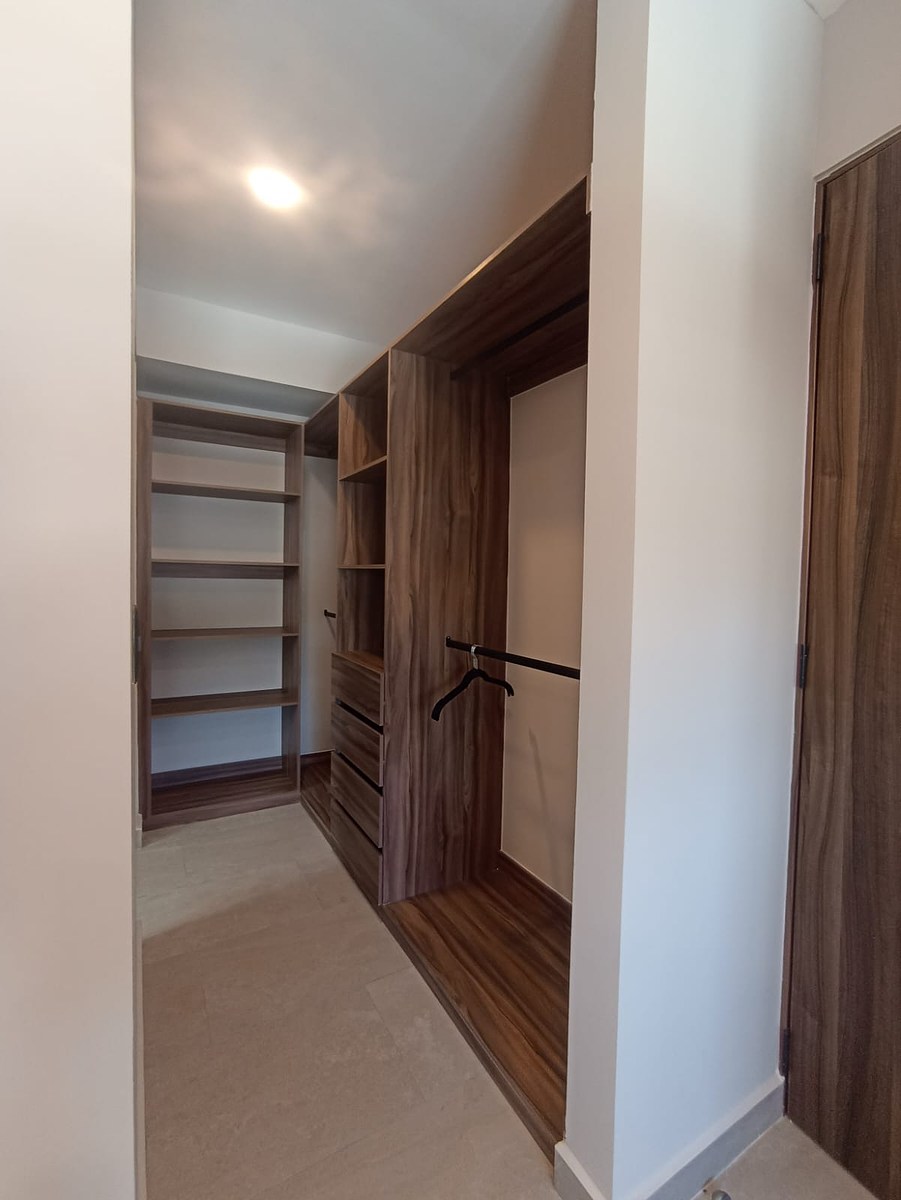 14 de 35: Closet recamara principal