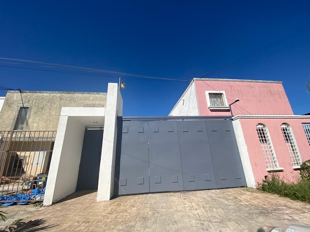 2 de 14: ACCESO CON PORTÓN ELÉCTRICO Y PEATONAL