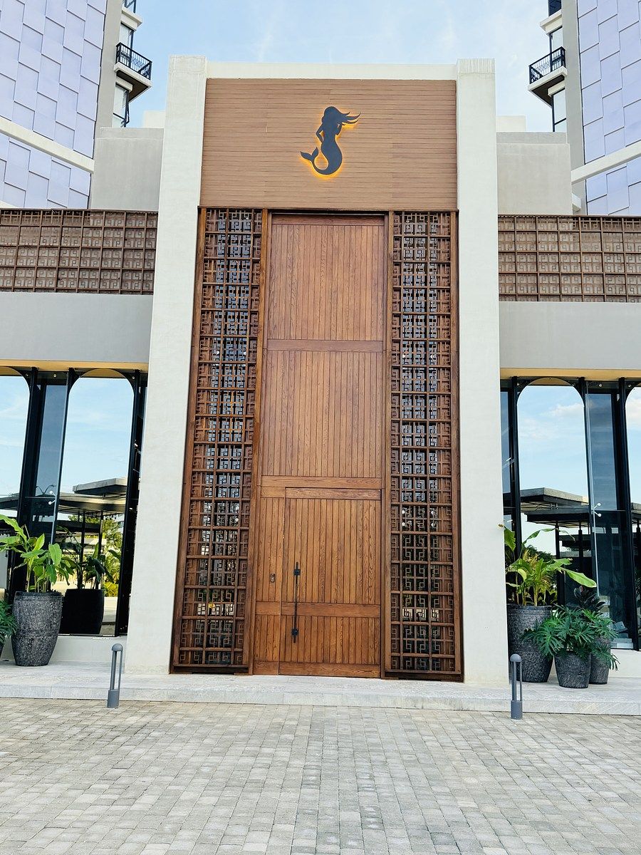 2 de 38: Puerta principal de acceso al edificio