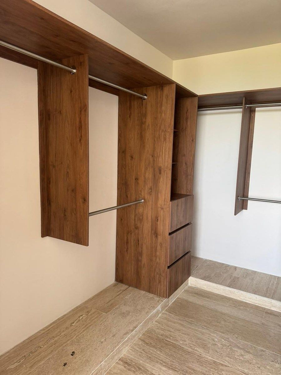 13 of 17: Closet Vestidor recamara principal