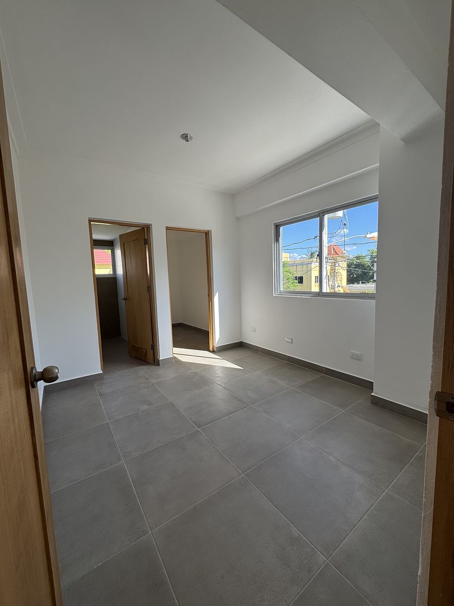 14 de 18: habitacion principal con walking closet y baño privado