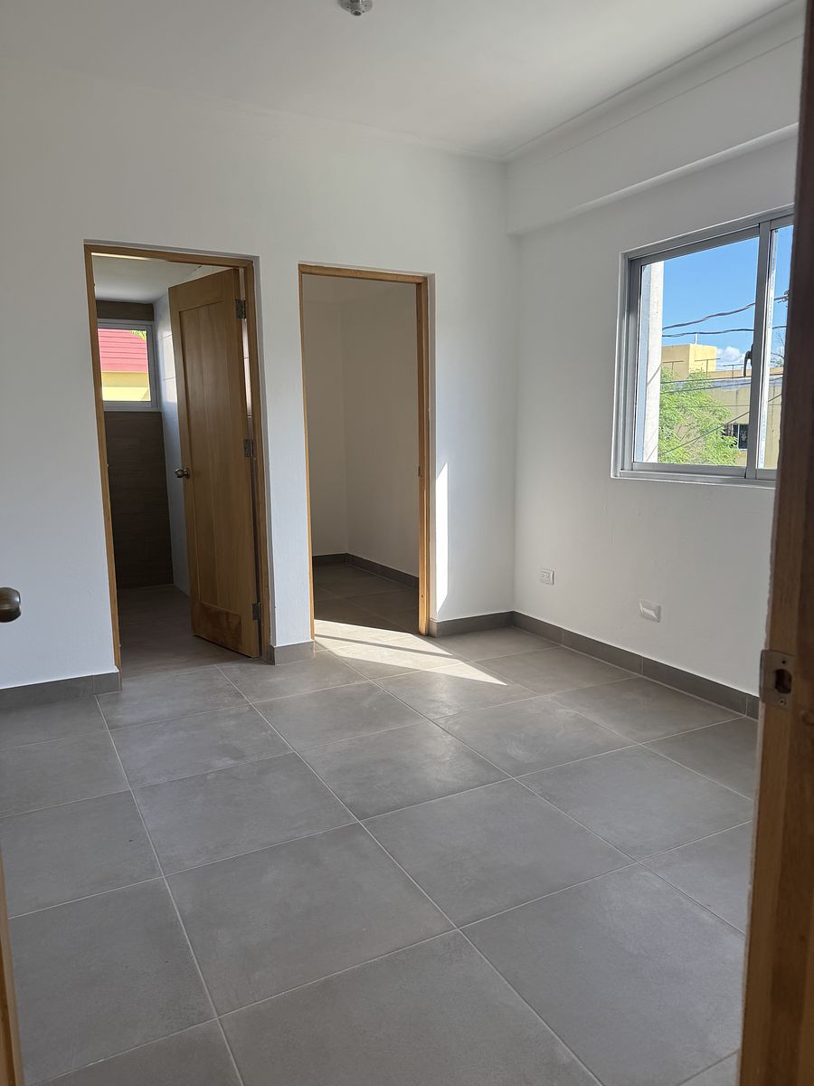 13 de 18: habitacion principal con walking closet y baño privado