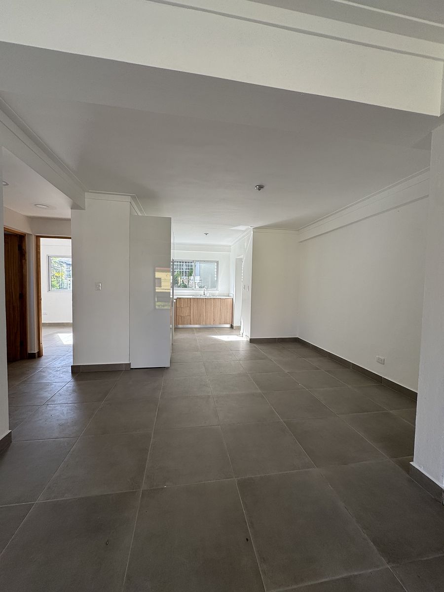 7 de 18: perspetiva desde la sala con vista a la cocina y hab prin.