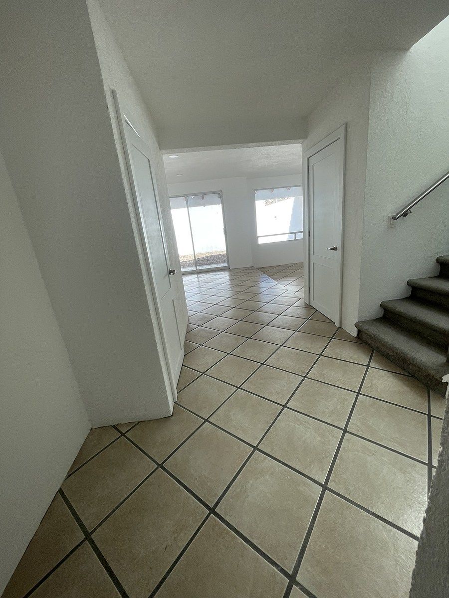 3 de 34: pasillo de entrada