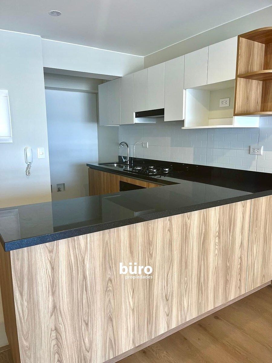 3 de 13: Cocina con Barra Estilo Americano