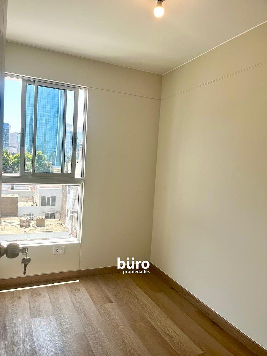 8 de 13: Dormitorio Secundario 2 / Escritorio