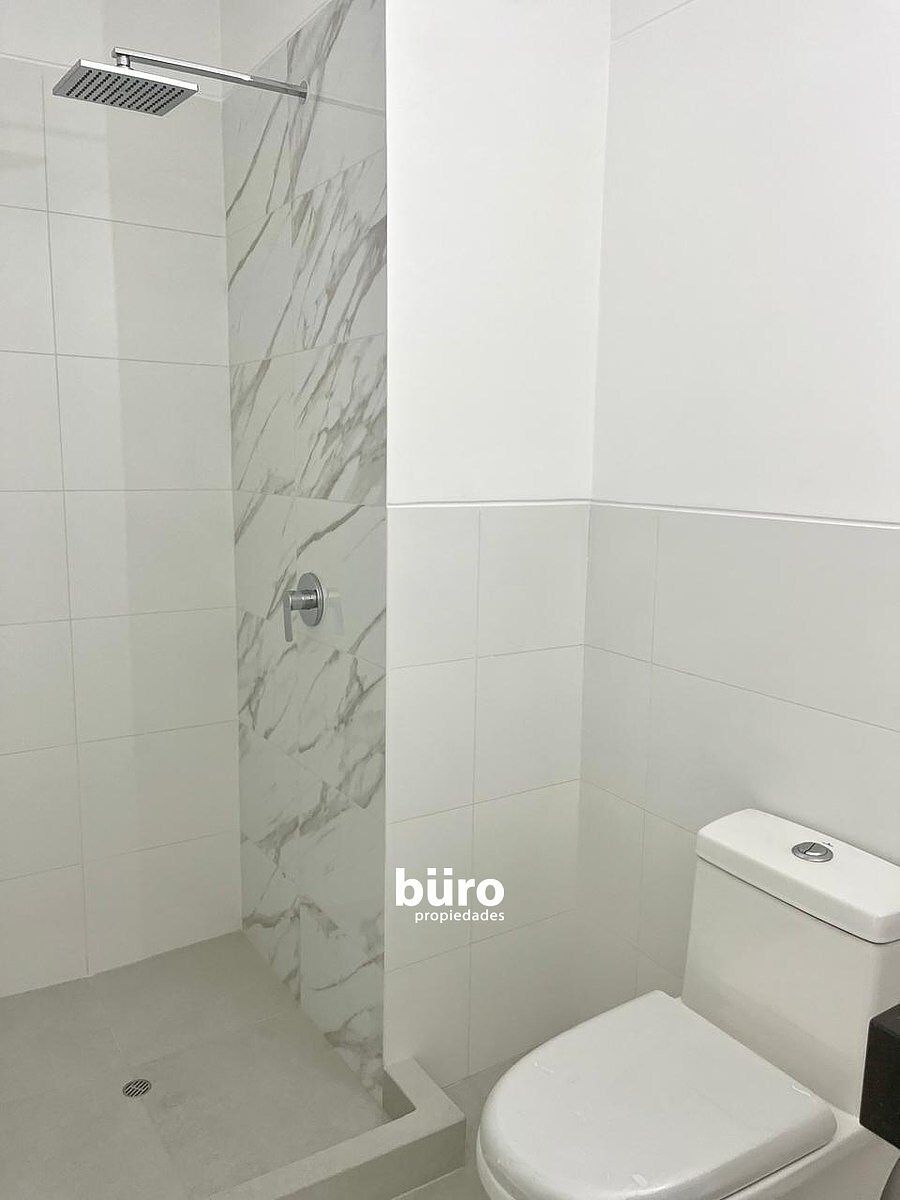 10 de 13: Baño Principal Incorporado