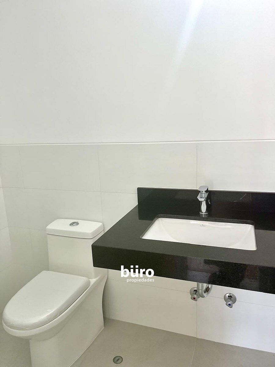 11 de 13: Baño Secundario