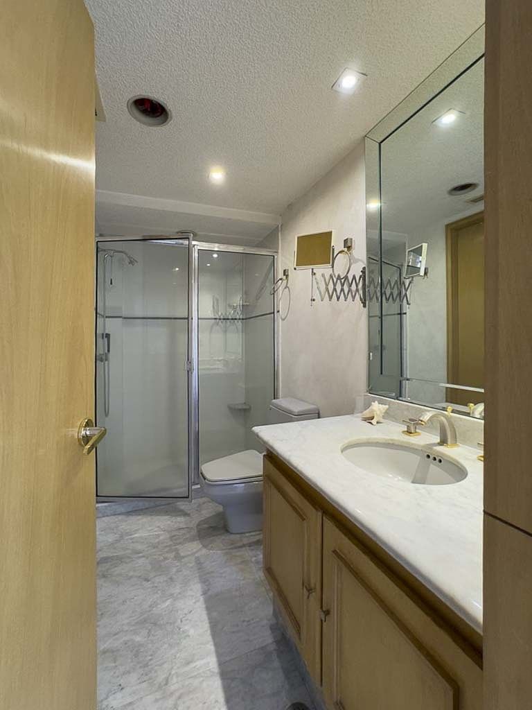 32 de 36: Baño recámara principal