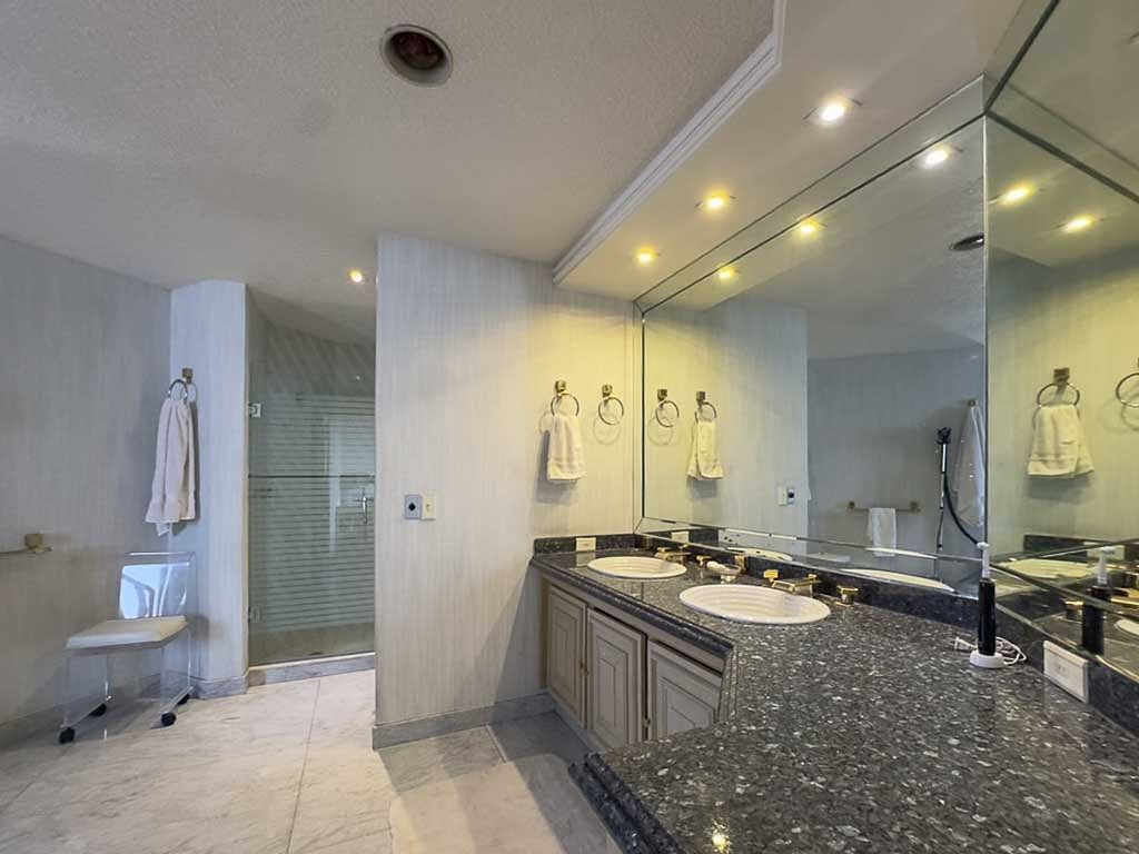 25 de 36: Baño recámara principal