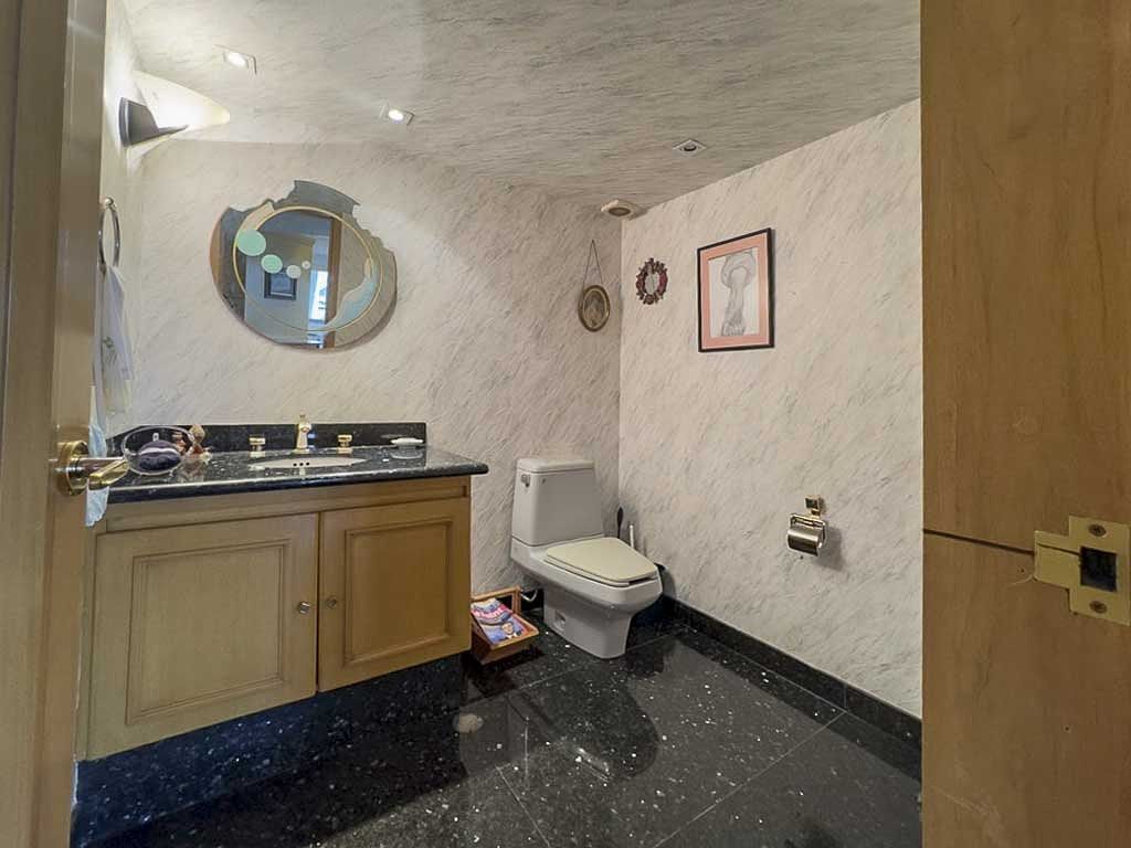 9 de 36: Baño de visitas