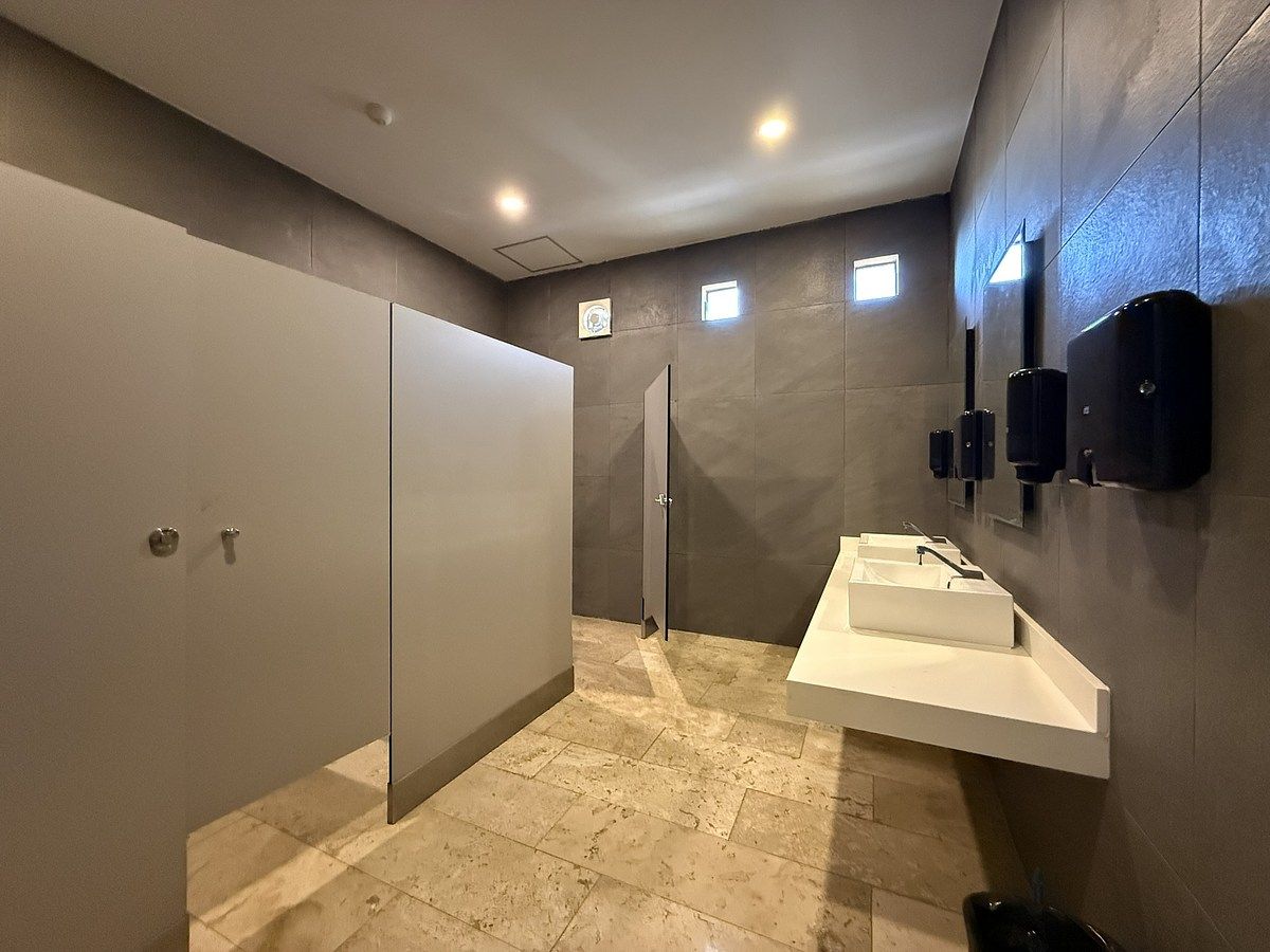 24 de 27: BAÑO MUJERES. CANCHAS DE PADEL. (IMAGEN ILUSTRATIVA)