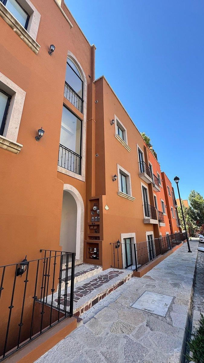 14 de 21: Vista frontal del edificio