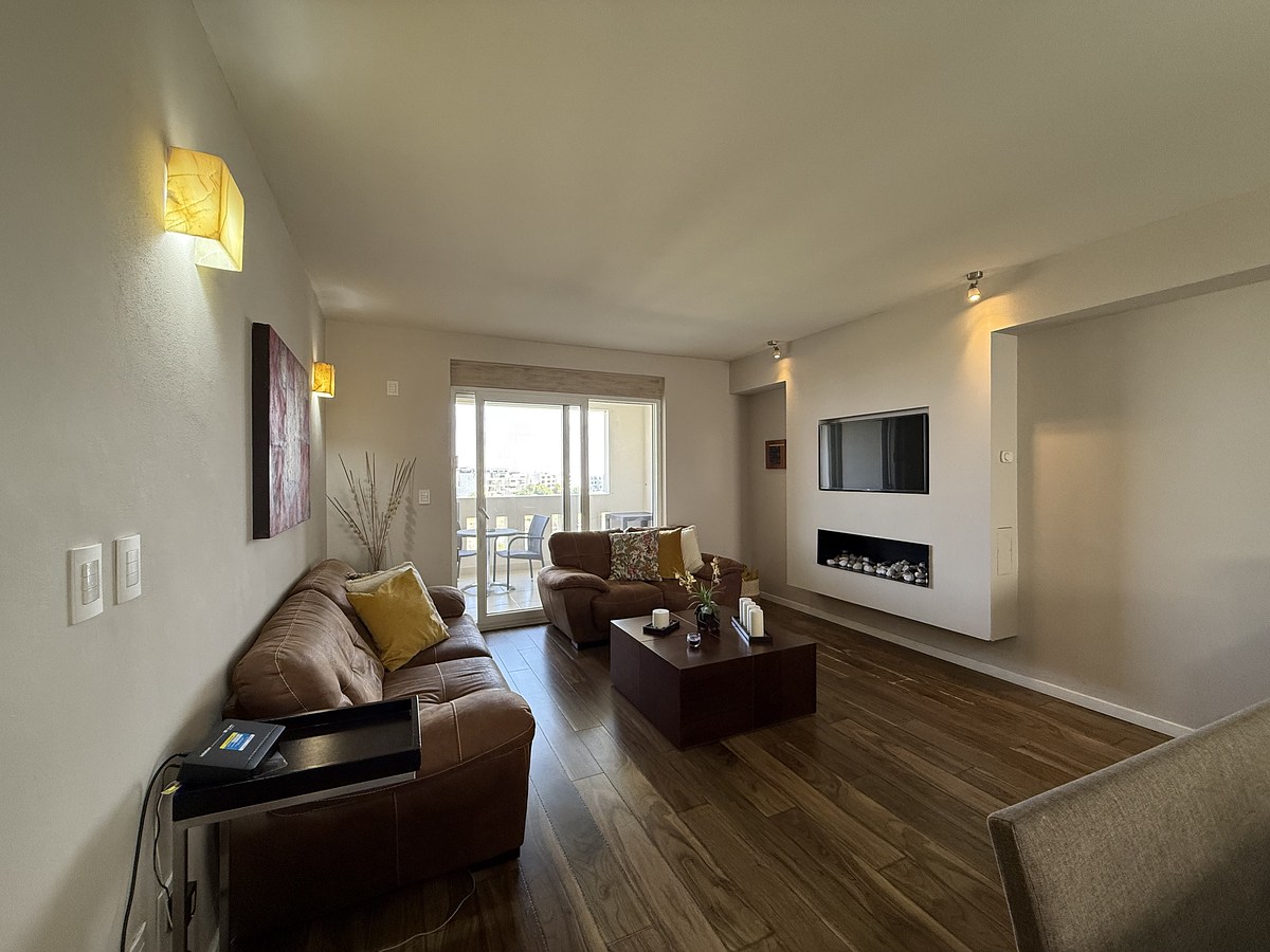 5 de 19: Sala, TV y chimenea