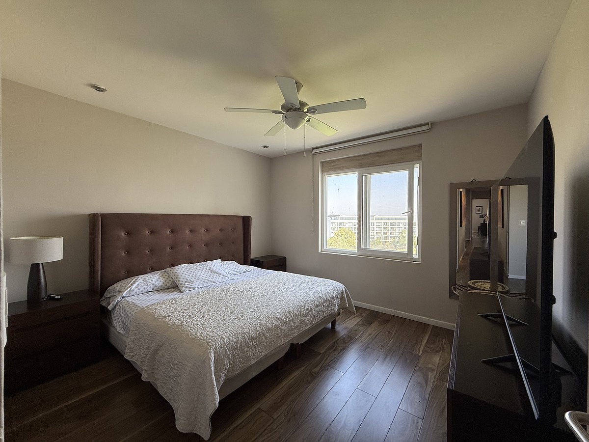 10 de 19: Recámara Principal, con cama, burós, cajonera y TV