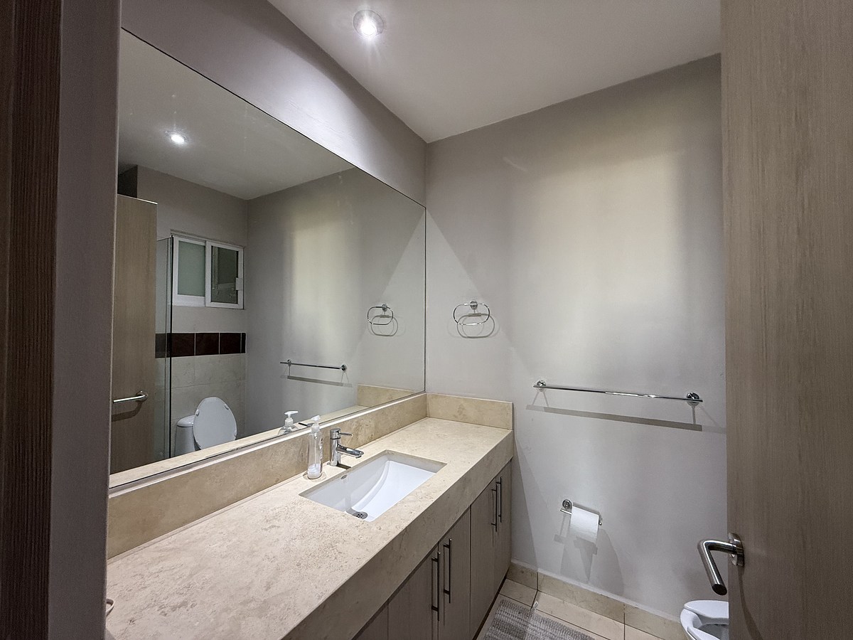 13 de 19: Baño completo de recámara principal