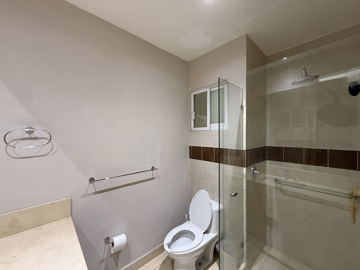 14 de 19: Baño completo de recámara principal