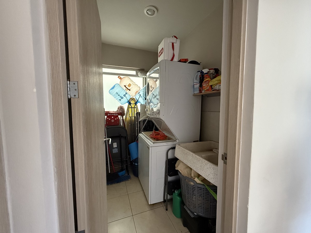 19 de 19: Área de servicios con lavadora y secadora de gas