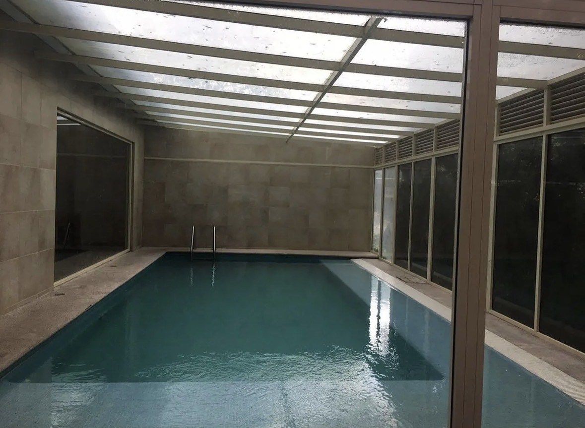 46 of 46: Alberca del edificio