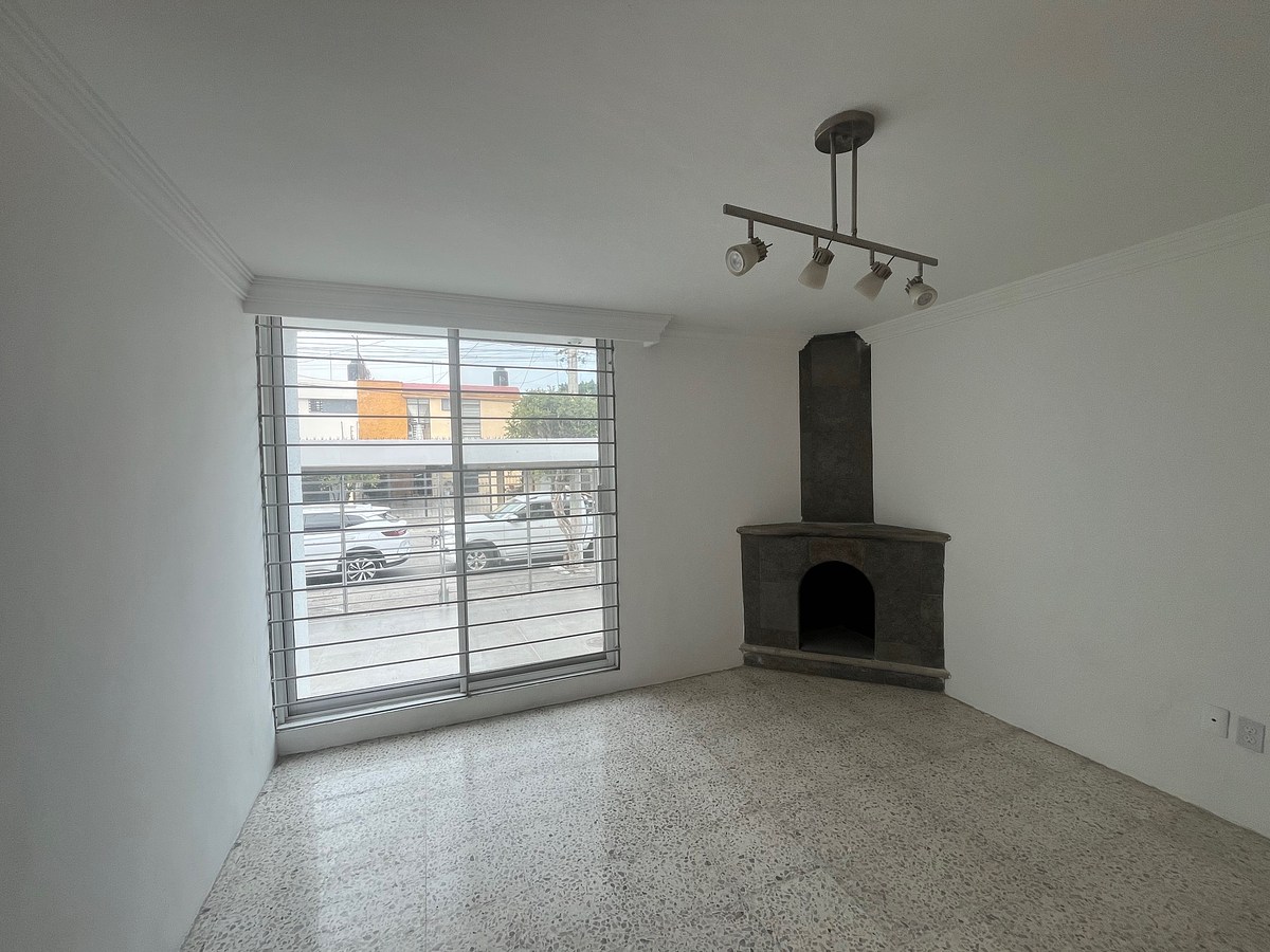 4 de 30: sala con chimenea