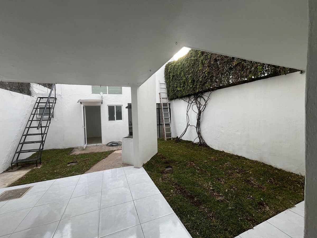 8 de 30: terraza y jardín