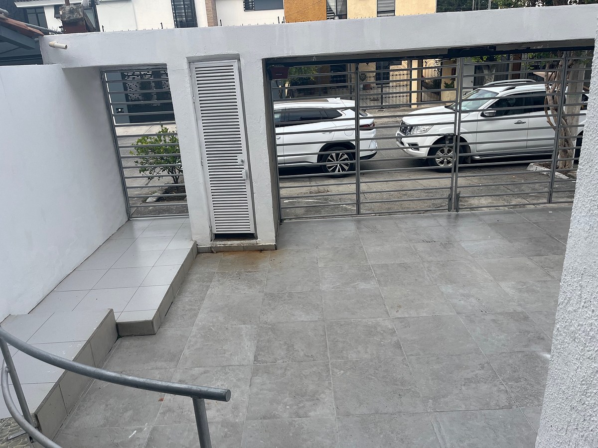 10 de 30: cochera al frente de la casa con ingreso peatonal