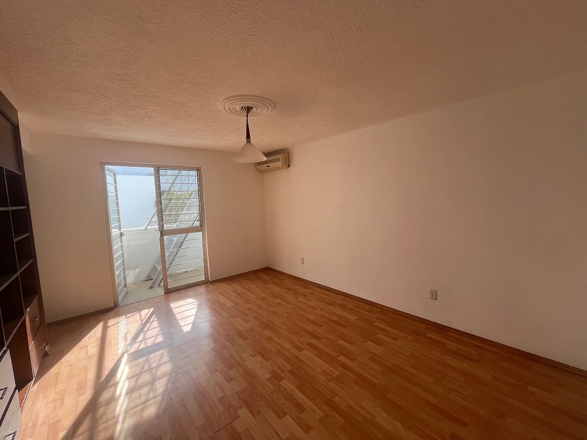 13 de 30: recámara principal con piso laminado