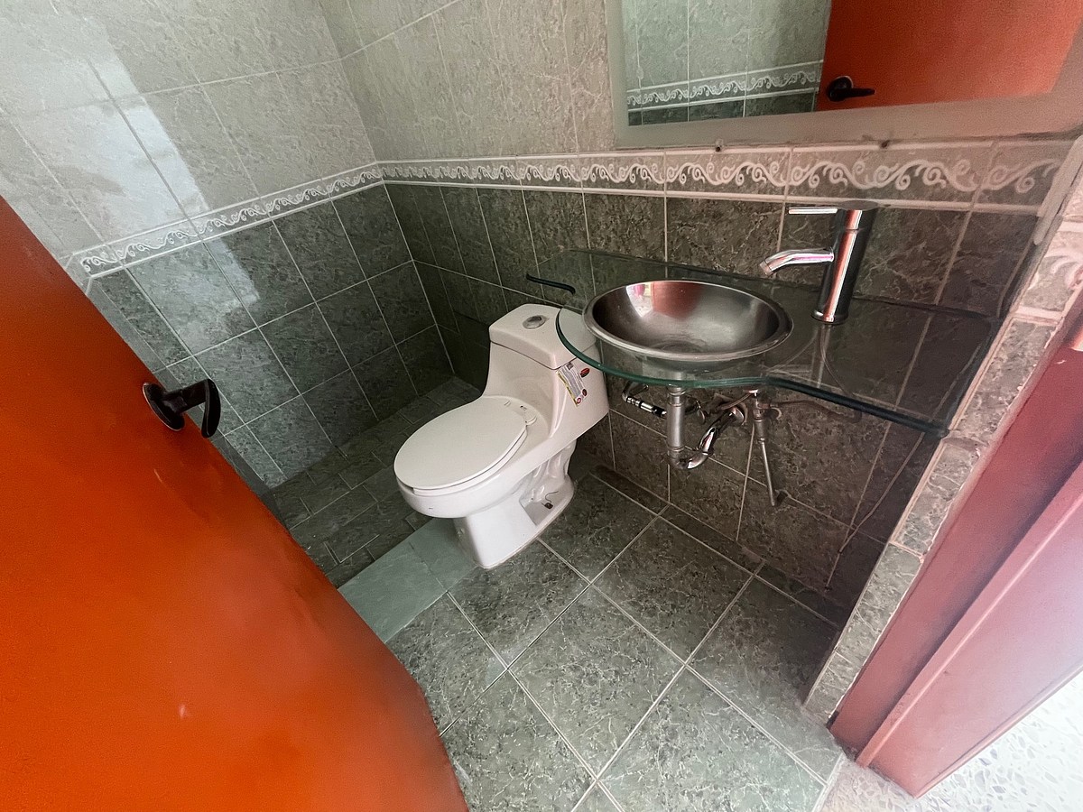 7 de 30: medio baño al ingreso