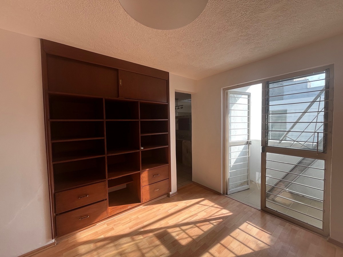 14 de 30: recámara principal con clóset y salida a tercer nivel