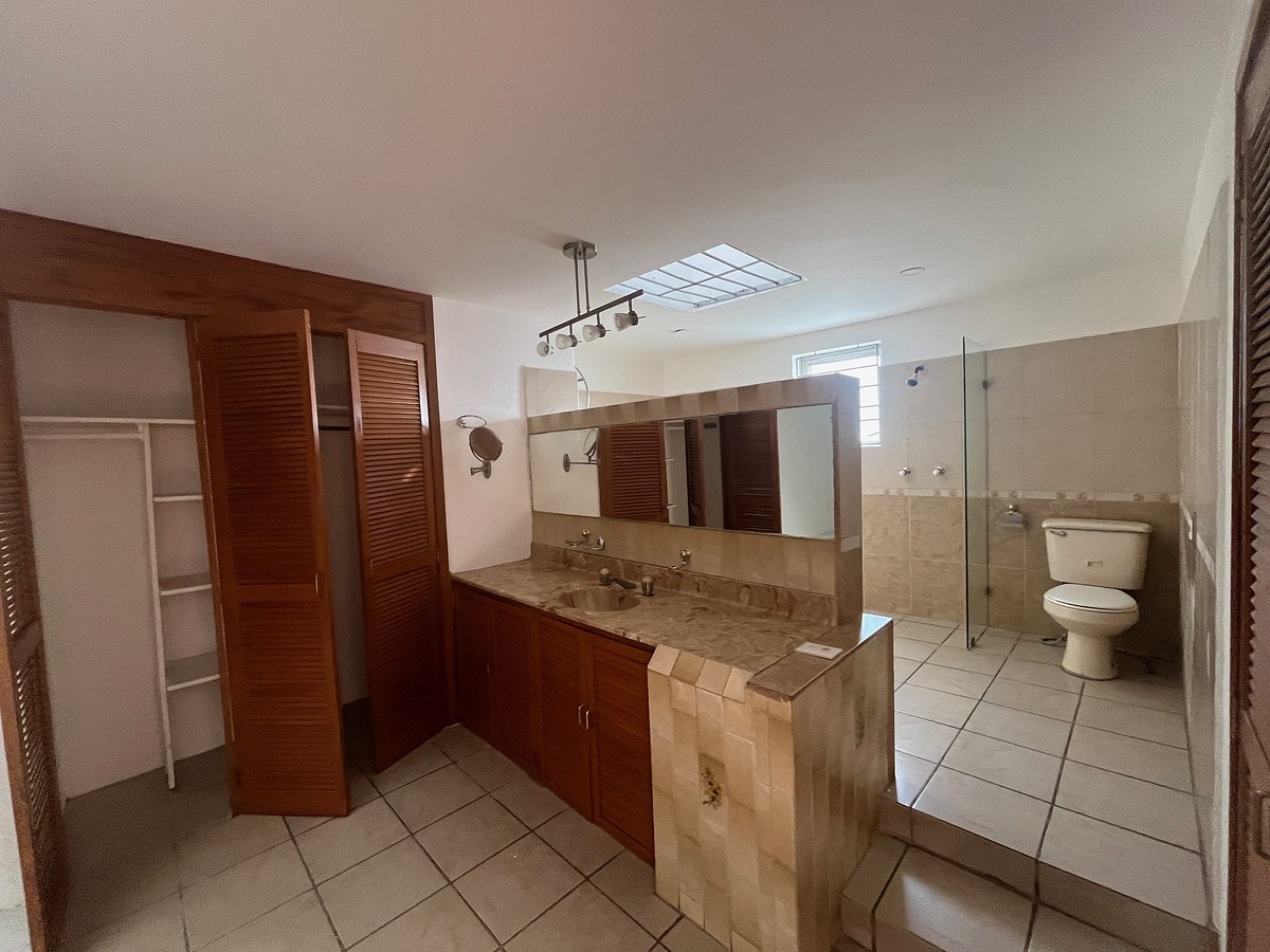 15 de 30: baño con segundo clóset y tina para recámara principal