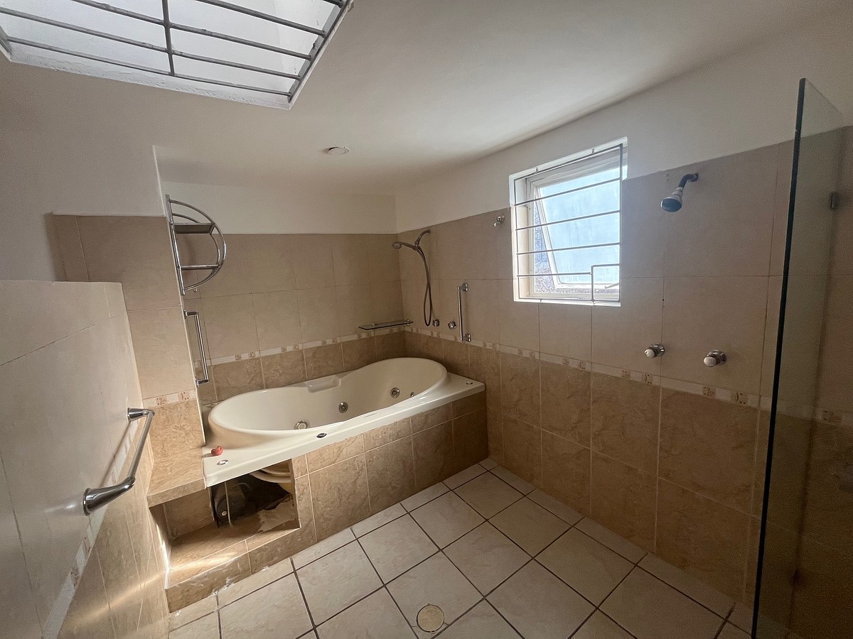 17 de 30: baño principal con tina