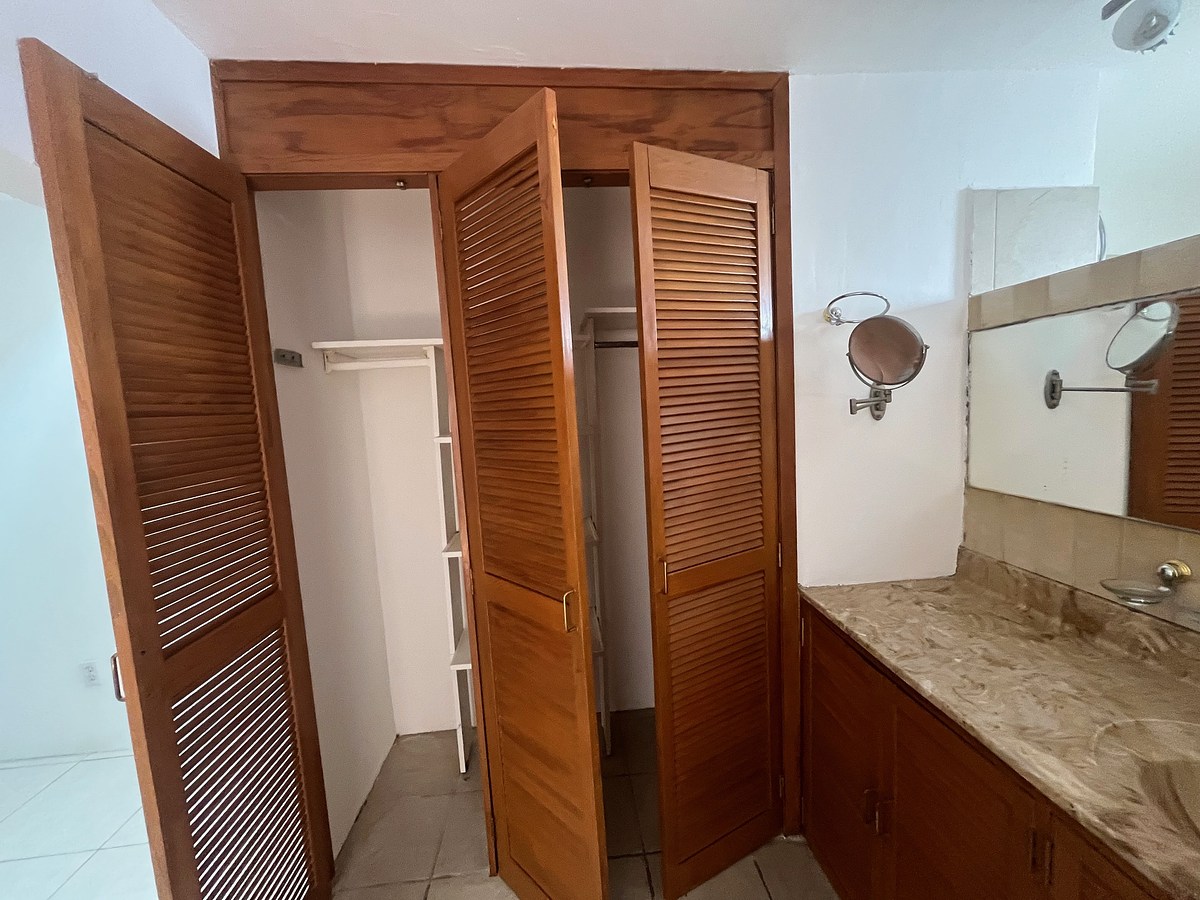 19 de 30: baño de recámara principal con segundo clóset