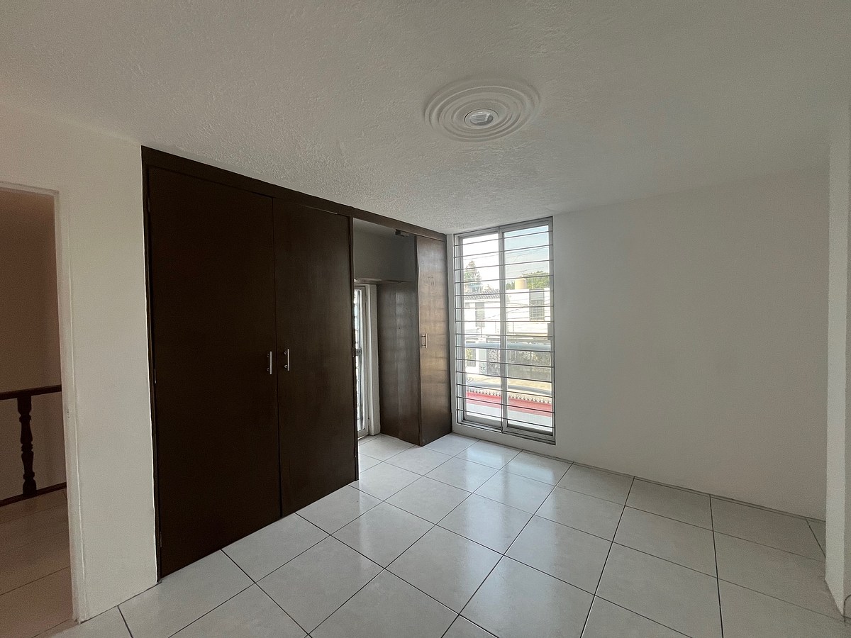 21 de 30: recámara tres con salida a balcón