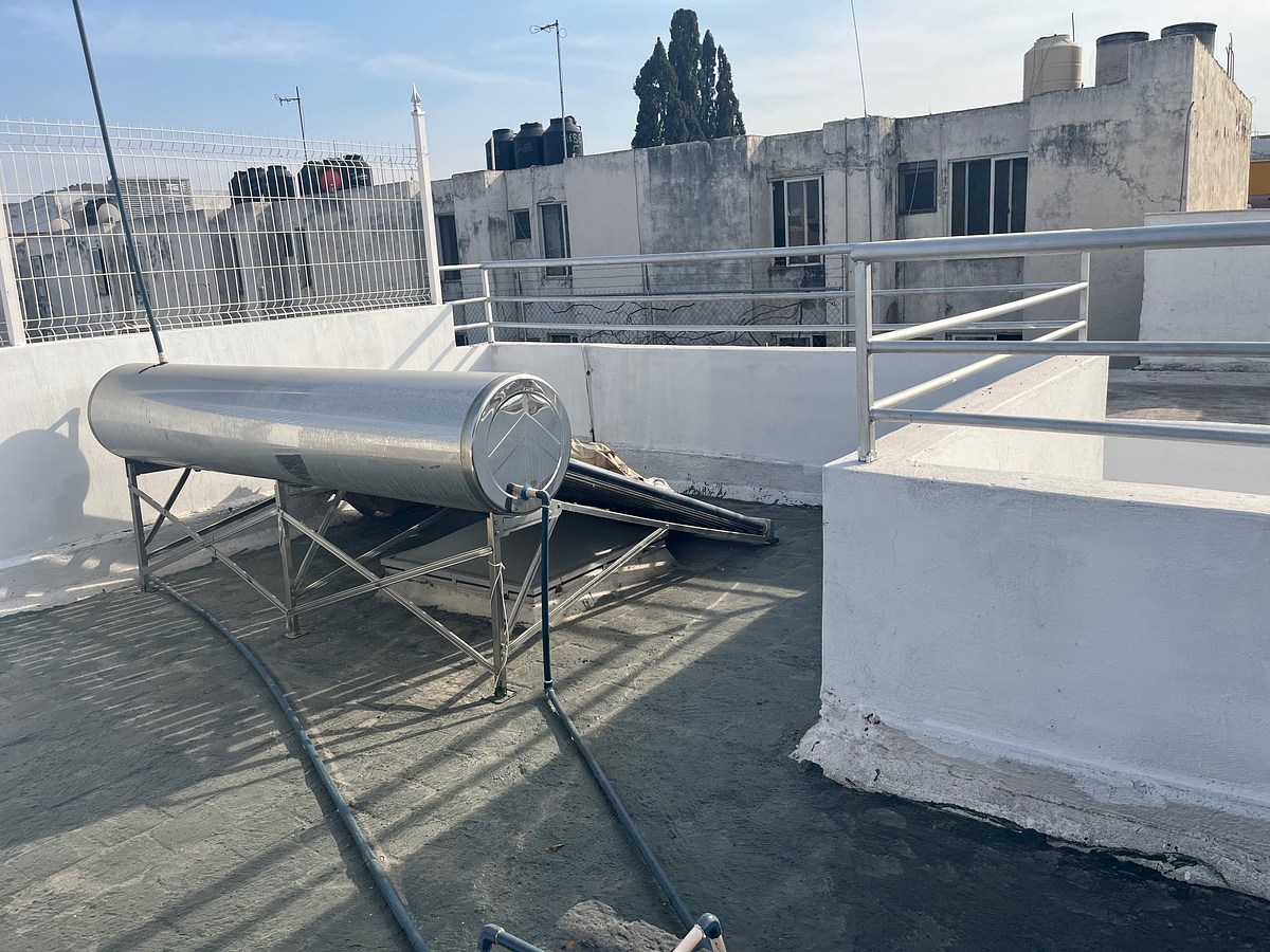 26 de 30: azotea con calentador solar