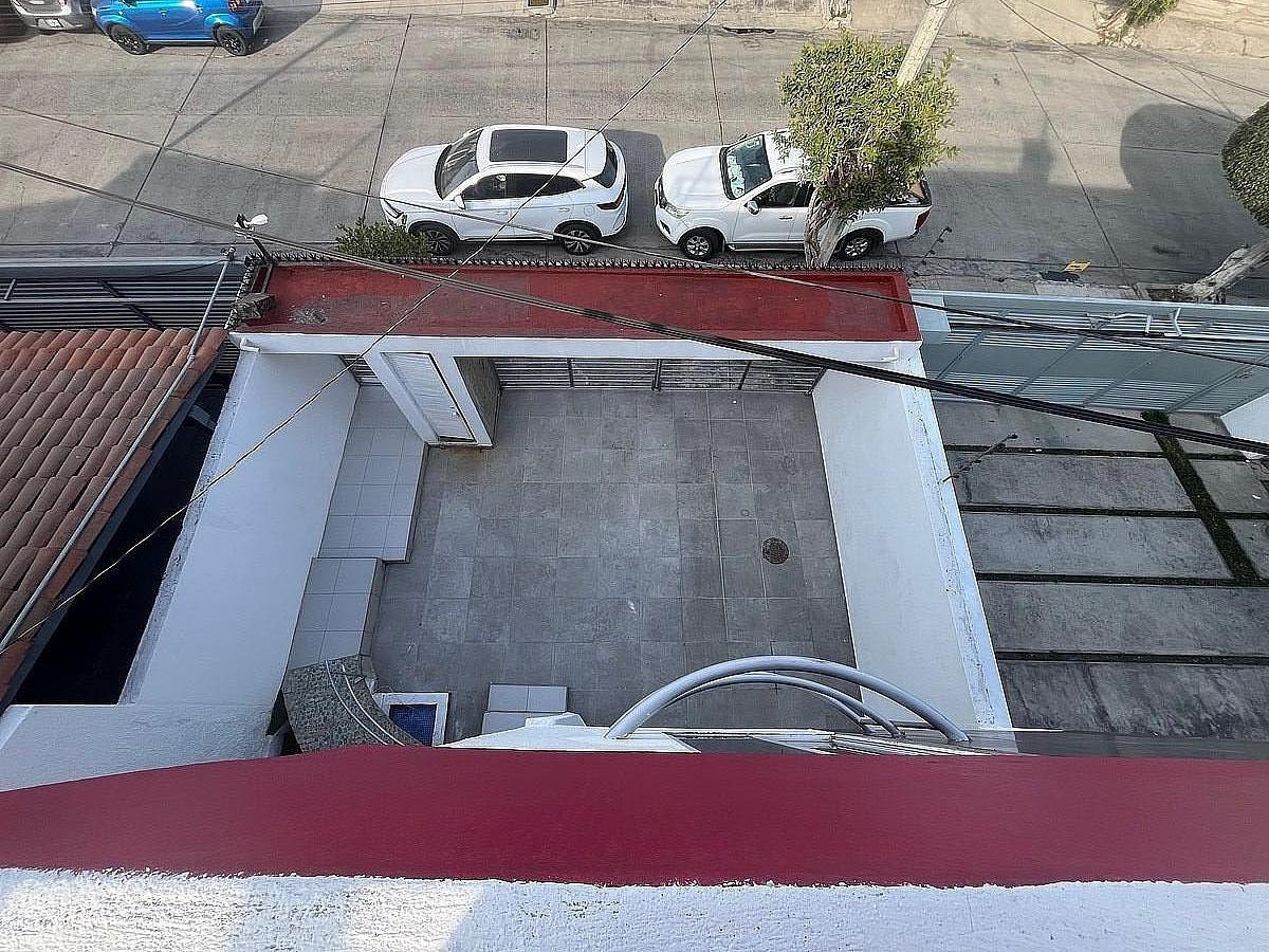 29 de 30: vista de los cajones de estacionamiento desde tercer nivel